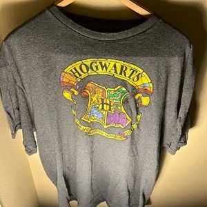 Harry Potter Men’s Hogwarts Crest Tee Color Gray Size XL